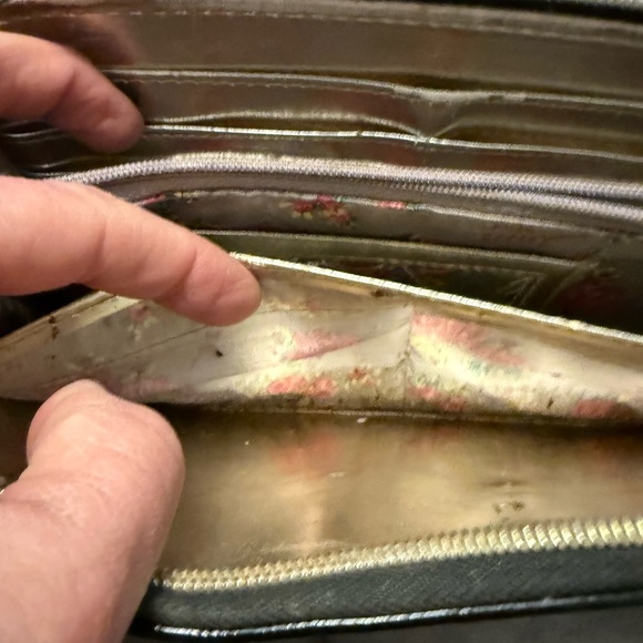 Betsey Johnson Black Pouch with Gold Heart Charm - Picture 4 of 10